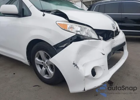 2012 Toyota Sienna Le V6 8 Passenger z USA, uszkodzony, nr VIN 5TDKK3DC2CS218290